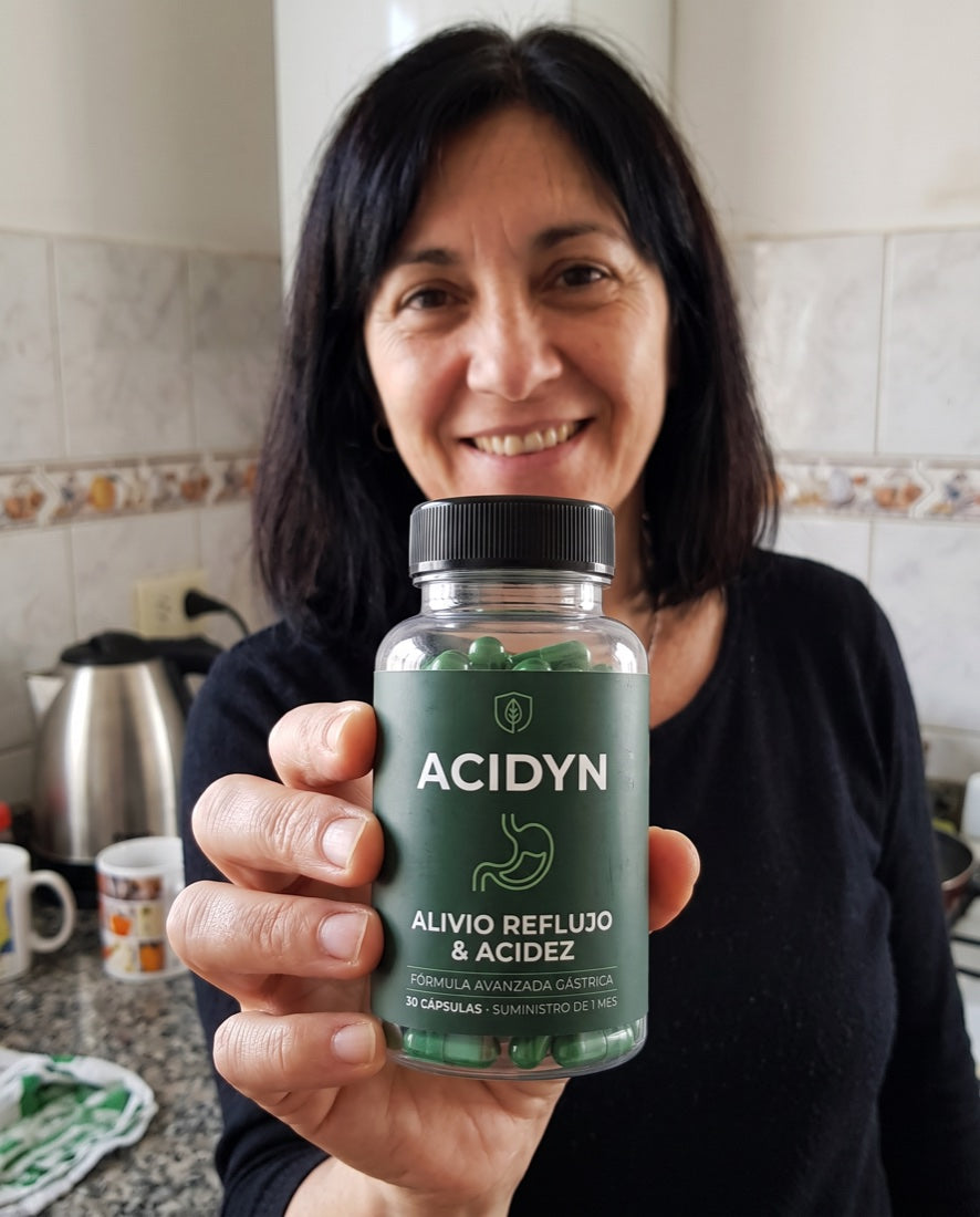 Clienta mostrando su frasco de Acidyn en la cocina